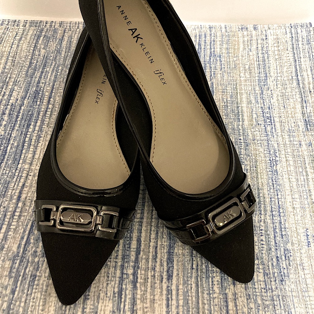 Anne Cline Iflex Dress Shoes. Size 10M Black with patent leather heals. Preowned